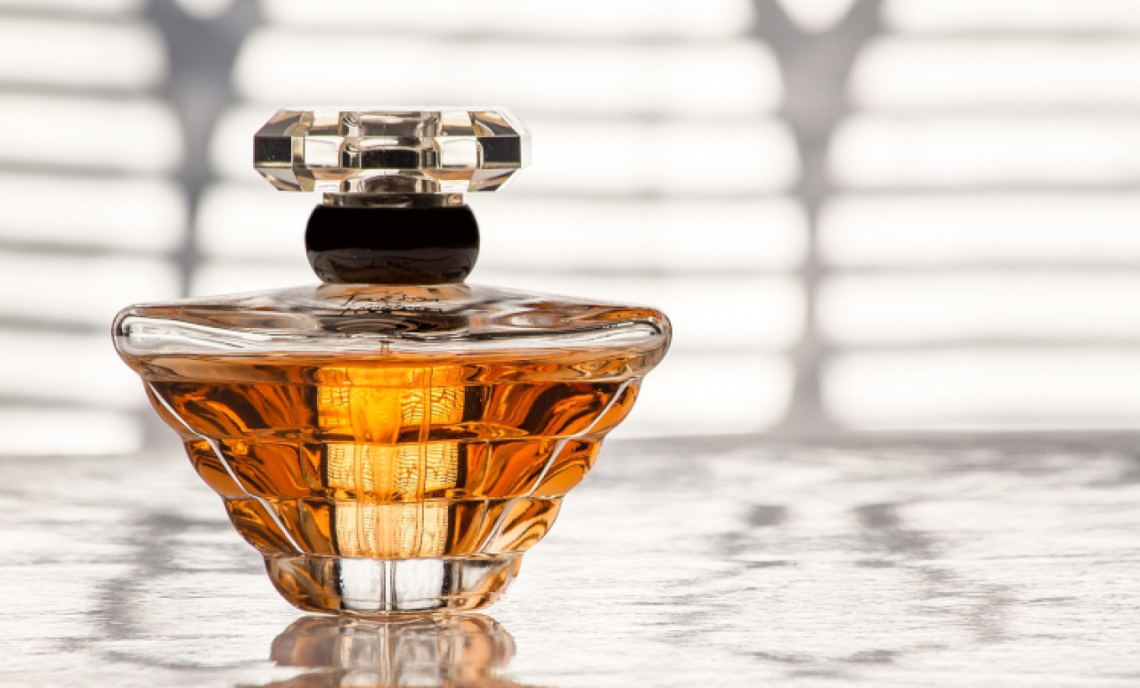 Sekrety perfumerii online: sztuka odkrywania zapachów w cyfrowym świecie