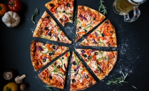 Pizza – dlaczego tak ją uwielbiamy?