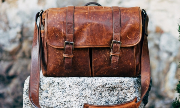 Repair of a leather shoulder bag